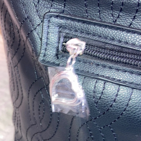 Bella Russo Black Patterned Handbag with tassel and inside keychain NEW - Picture 3 of 9